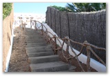 
		Barana a una escala de cala Morell / Barandilla en una escalera de cala Morell
	