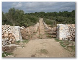 
		Barreres lloc de Menorca / Puertas menorquinas en un predio
	
