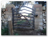 
		Barrera  menorquina camí de cavalls entre Cala Mitjana i Trebaluger / Puerta menorquina en el camino de cavalls entre Cala Mitjana y Trebalúger
	