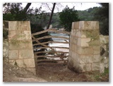 
		Barrera cami de cavalls a l'entrada de Macarella / Barrera camino de cavalls en la entrada de Macarella
	